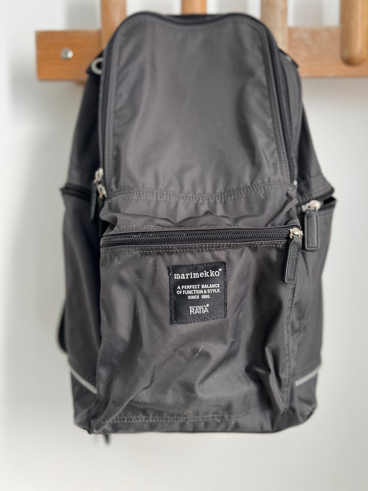 取置中Marimekko BUDDY Backpack Coal/900 PS Pre Loved - Marimekko Buddy Backpack – Pappa Sven